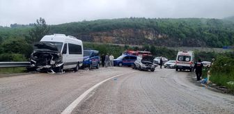 Karabük'te minibüsle otomobilin çarpışması sonucu 6 kişi yaralandı