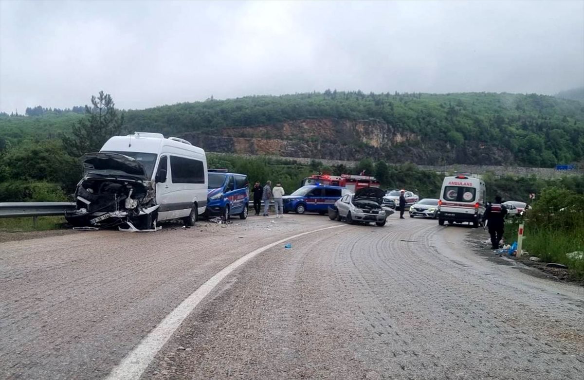 Karabük'te minibüsle otomobilin çarpışması sonucu 6 kişi yaralandı