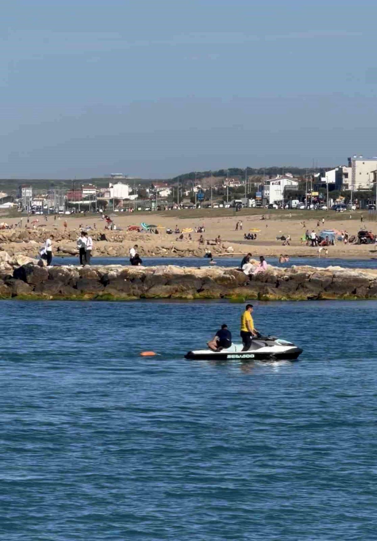 Karaburun Sahili'nde boğulma tehlikesi geçiren kişi son anda kurtarıldı