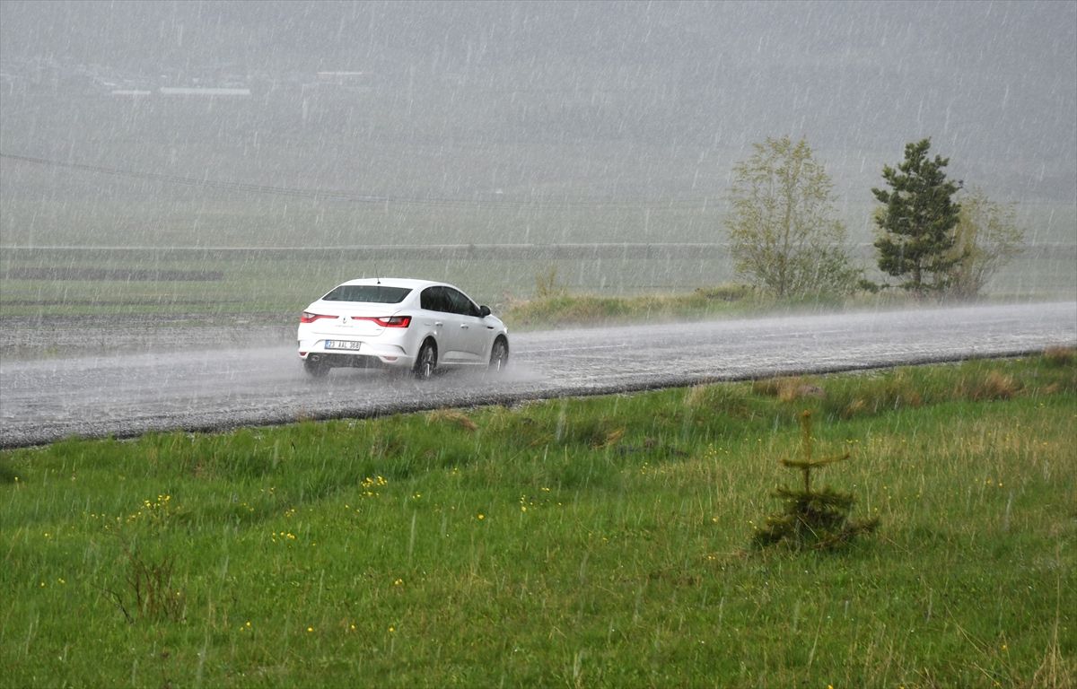 Kars'ta sağanak ve dolu etkili oldu
