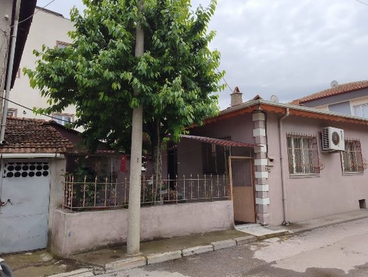 Kiraz toplarken demir korkuluğun üzerine düşüp öldü