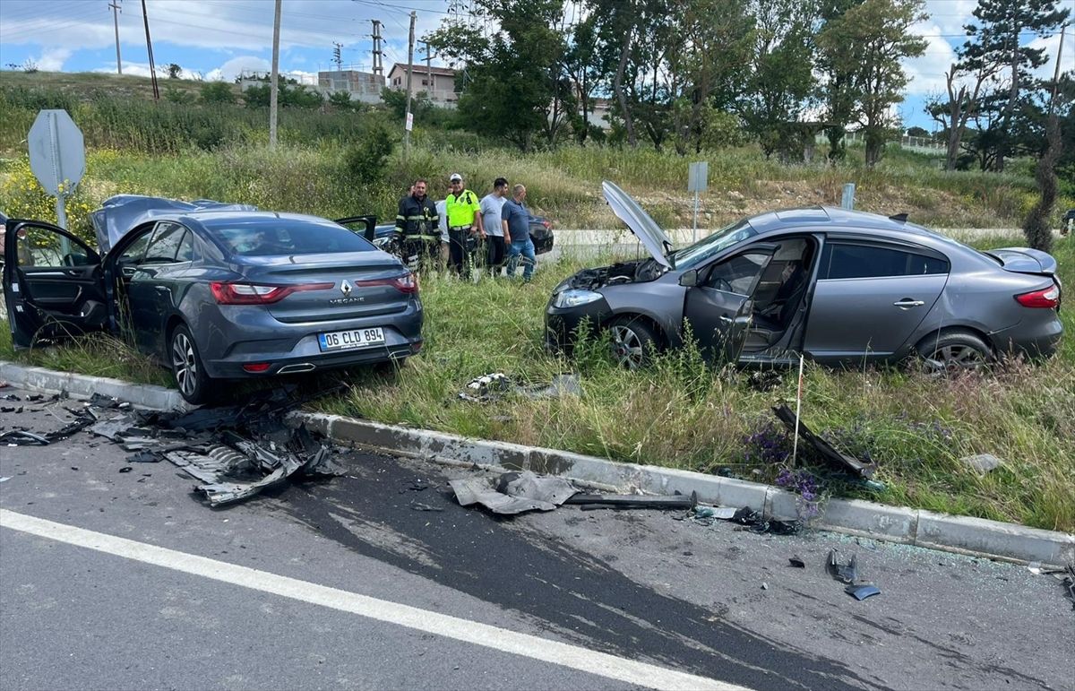 Kırklareli'nde iki otomobilin çarpıştığı kazada 6 kişi yaralandı