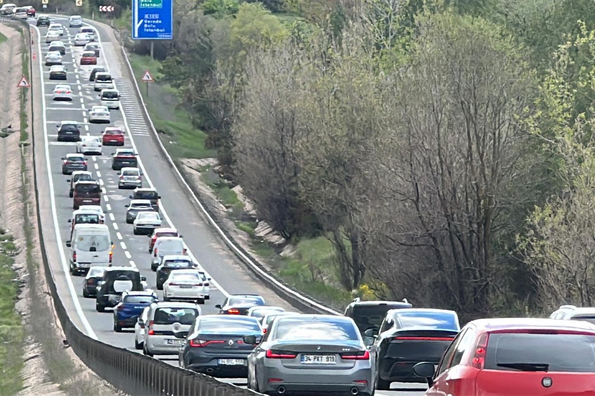 Tatilcilerin dönüş yolculuğu başladı, İstanbul yönünde trafik durma noktasına geldi