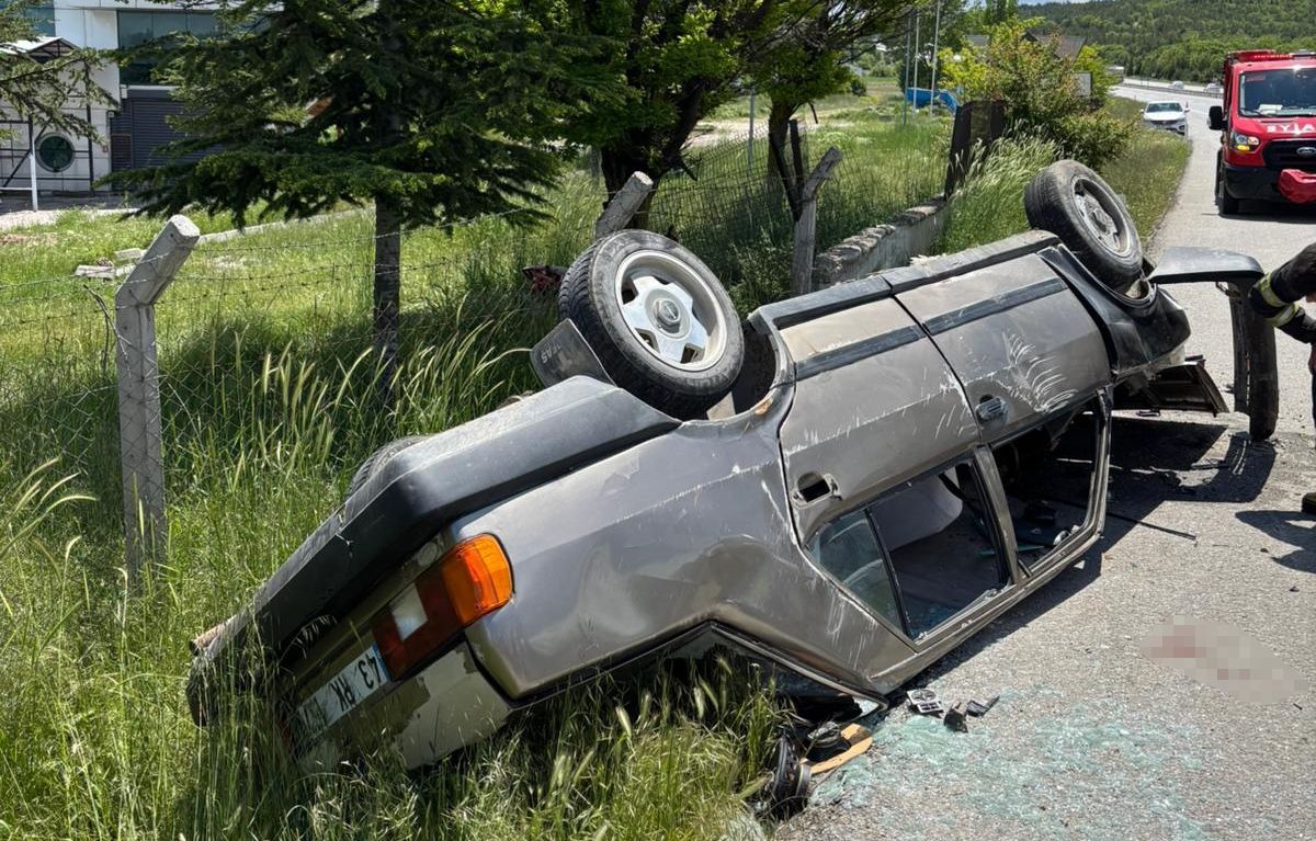 Kütahya'da otomobilin istinat duvarına çarptığı kazada 4 kişi yaralandı