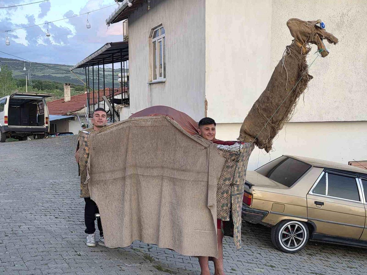 Manisa'da 135 yıllık 'Kukla Deve' geleneği yaşatılıyor