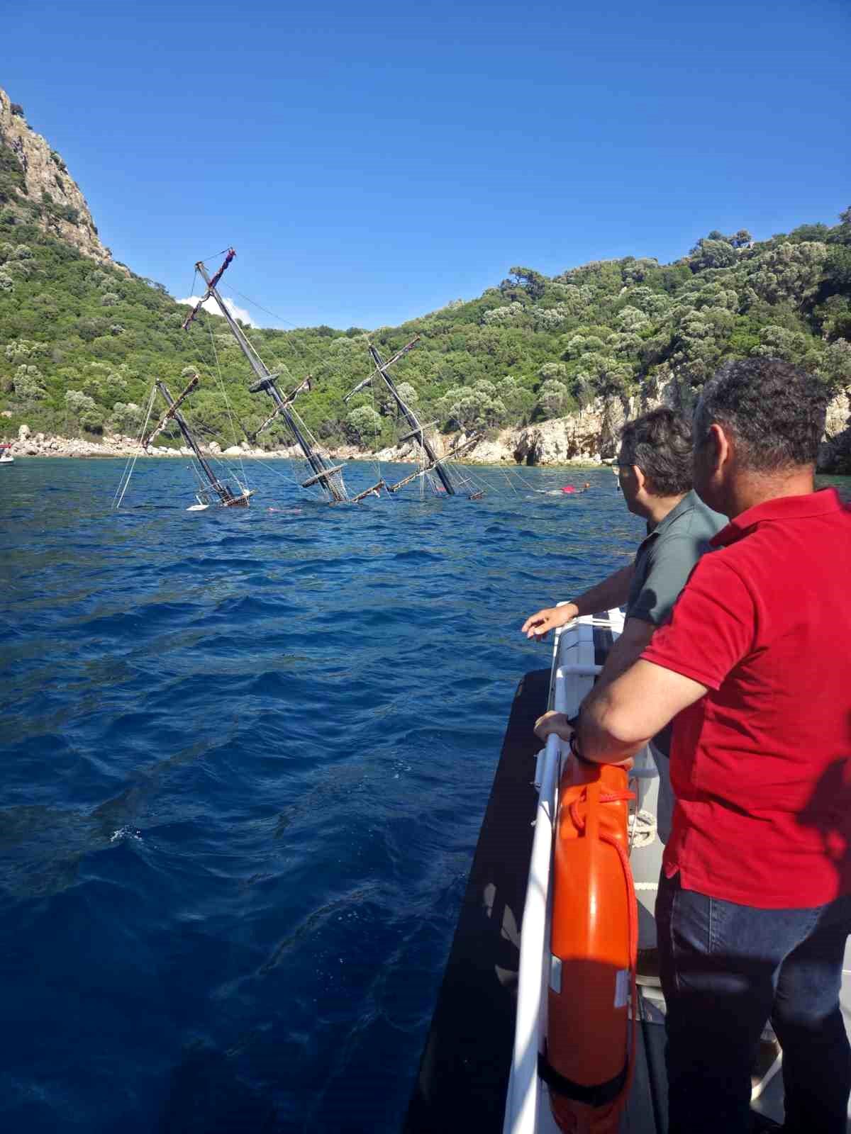 Marmaris'te gezi teknesi battı, yolcular tahliye edildi