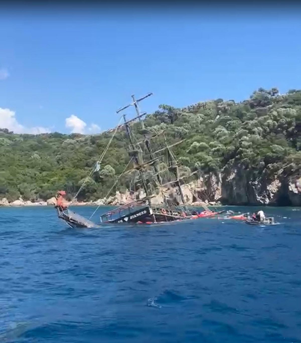 Marmaris'te tur teknesi battı, 110 yolcu tahliye edildi