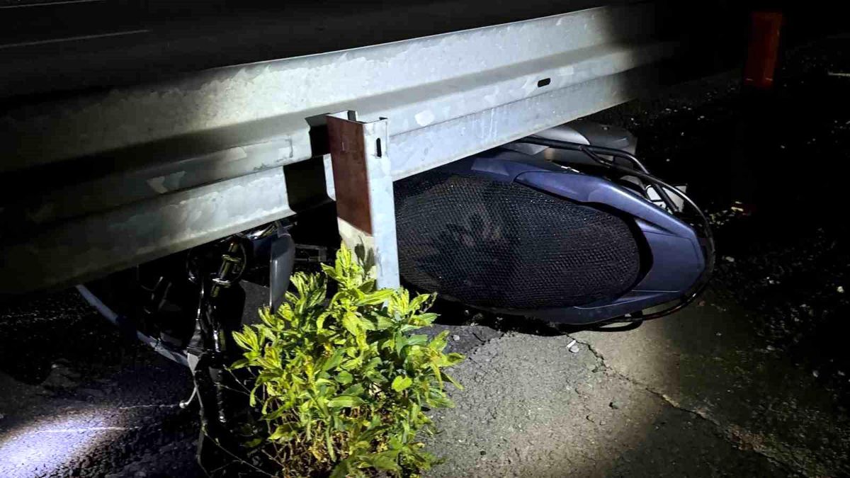 Mazgala takılan motosiklet bariyerlere çarptı: 1 ağır yaralı
