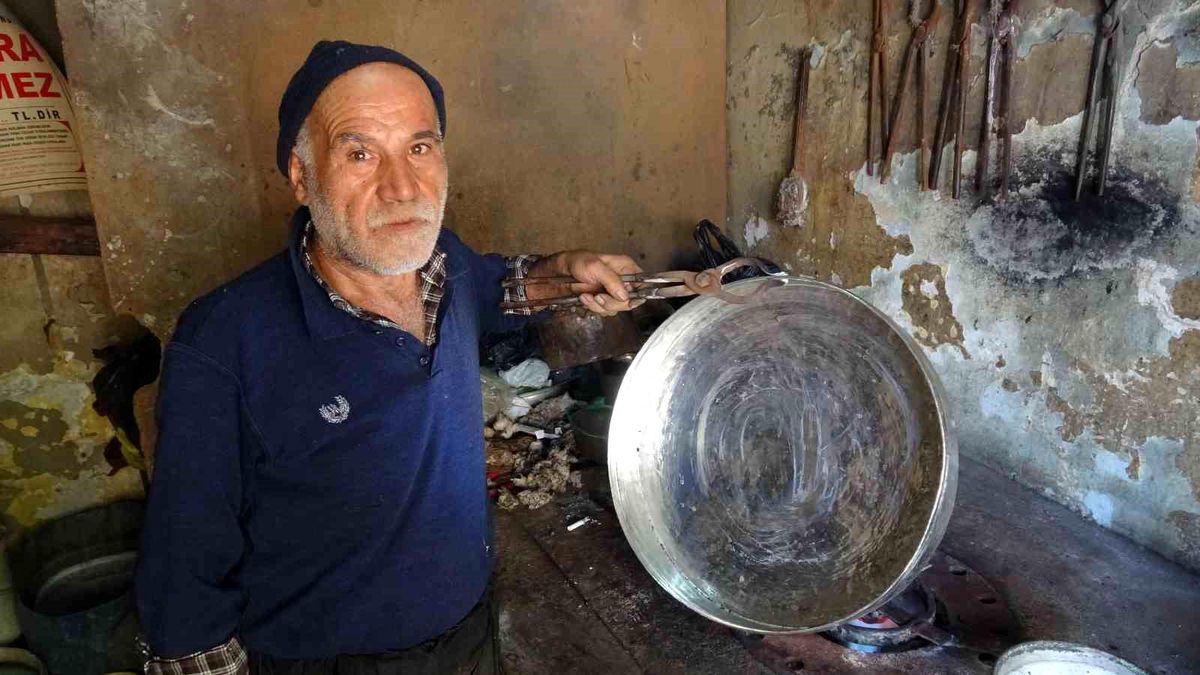 Meslekte 55 yılı geride bıraktı: Şimdi yetiştirecek çırak bulamıyor