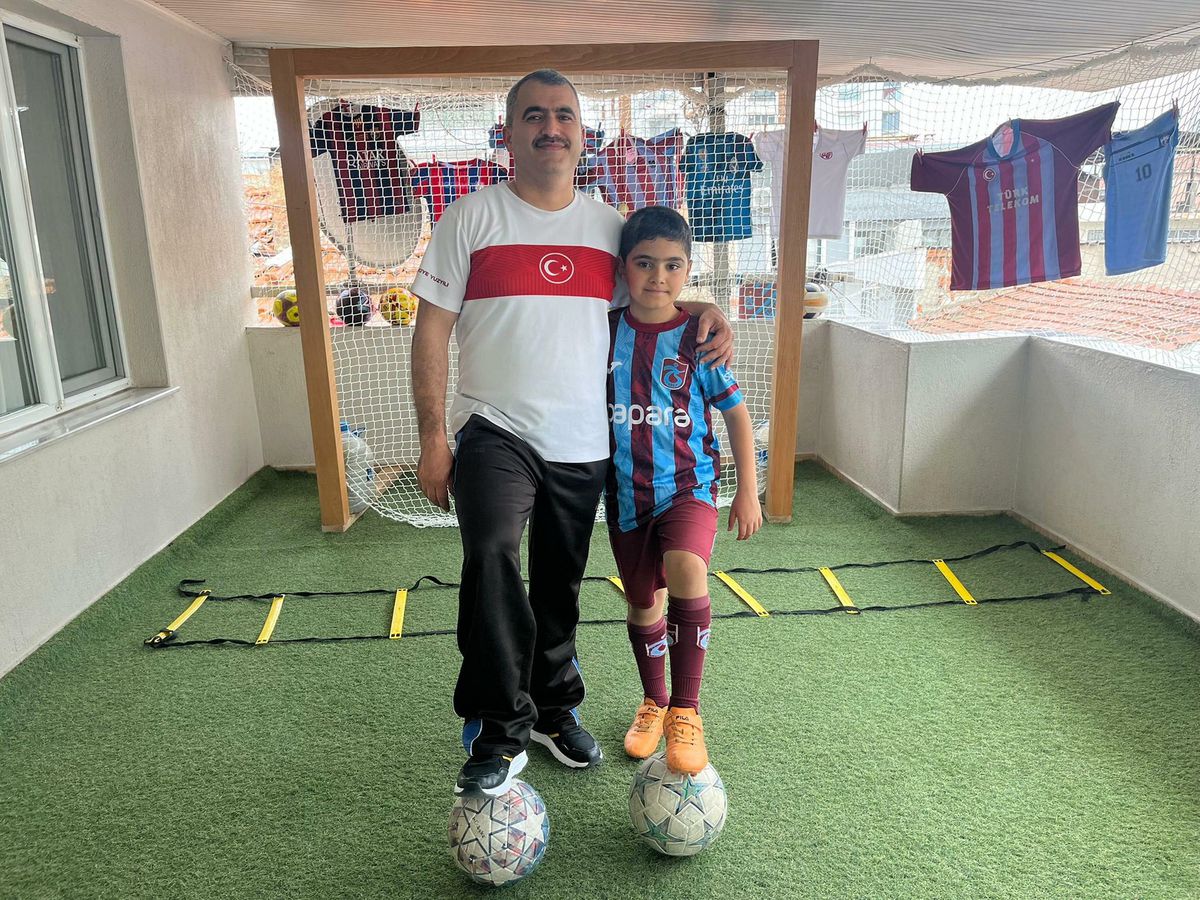 Baba, Oğluna Evde Mini Futbol Sahası Kurdu