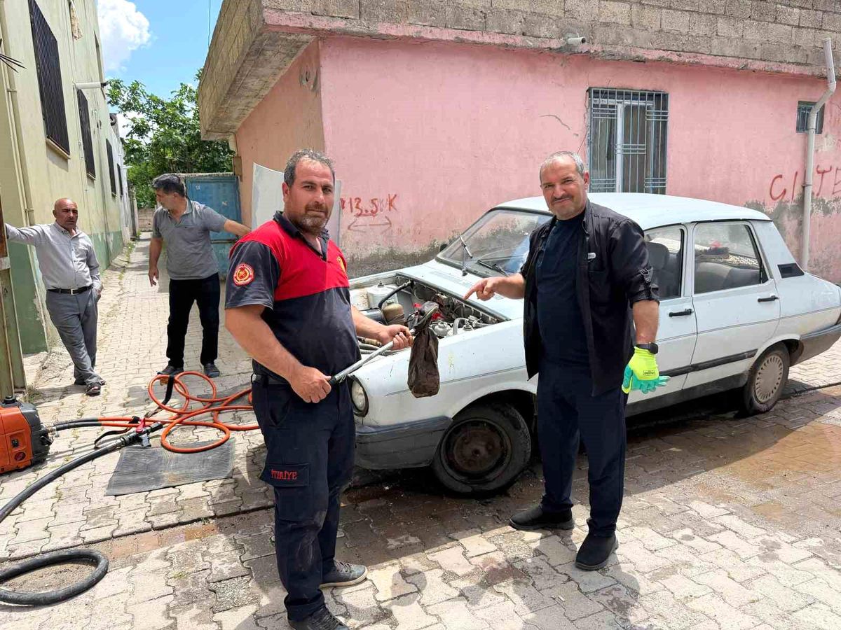 Otomobilin motoruna giren yılanı itfaiye çıkardı