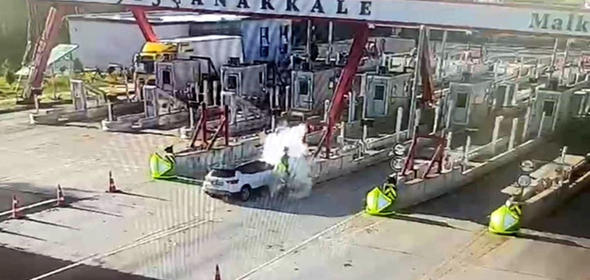 Otoyol gişelerine çarpan otomobildeki karı-kocayı ölüm ayırdı; kaza anı kamerada