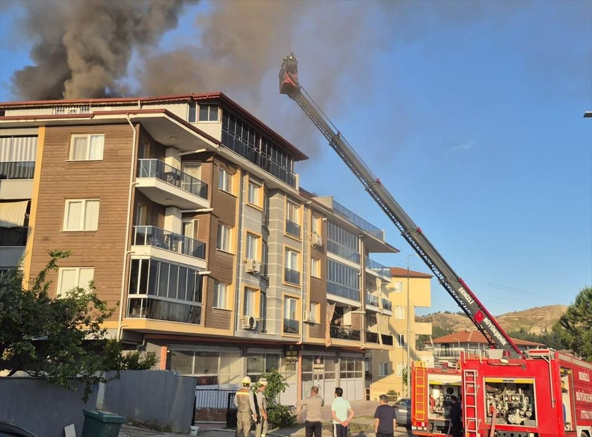 Pamukkale'de apartmanın çatısında çıkan yangında hasar oluştu