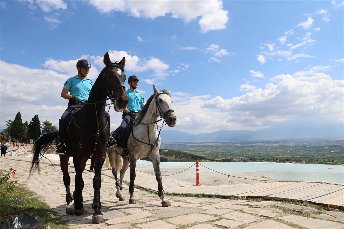 Pamukkale'de atlı jandarma timi turistlerin güvenliği için görevde