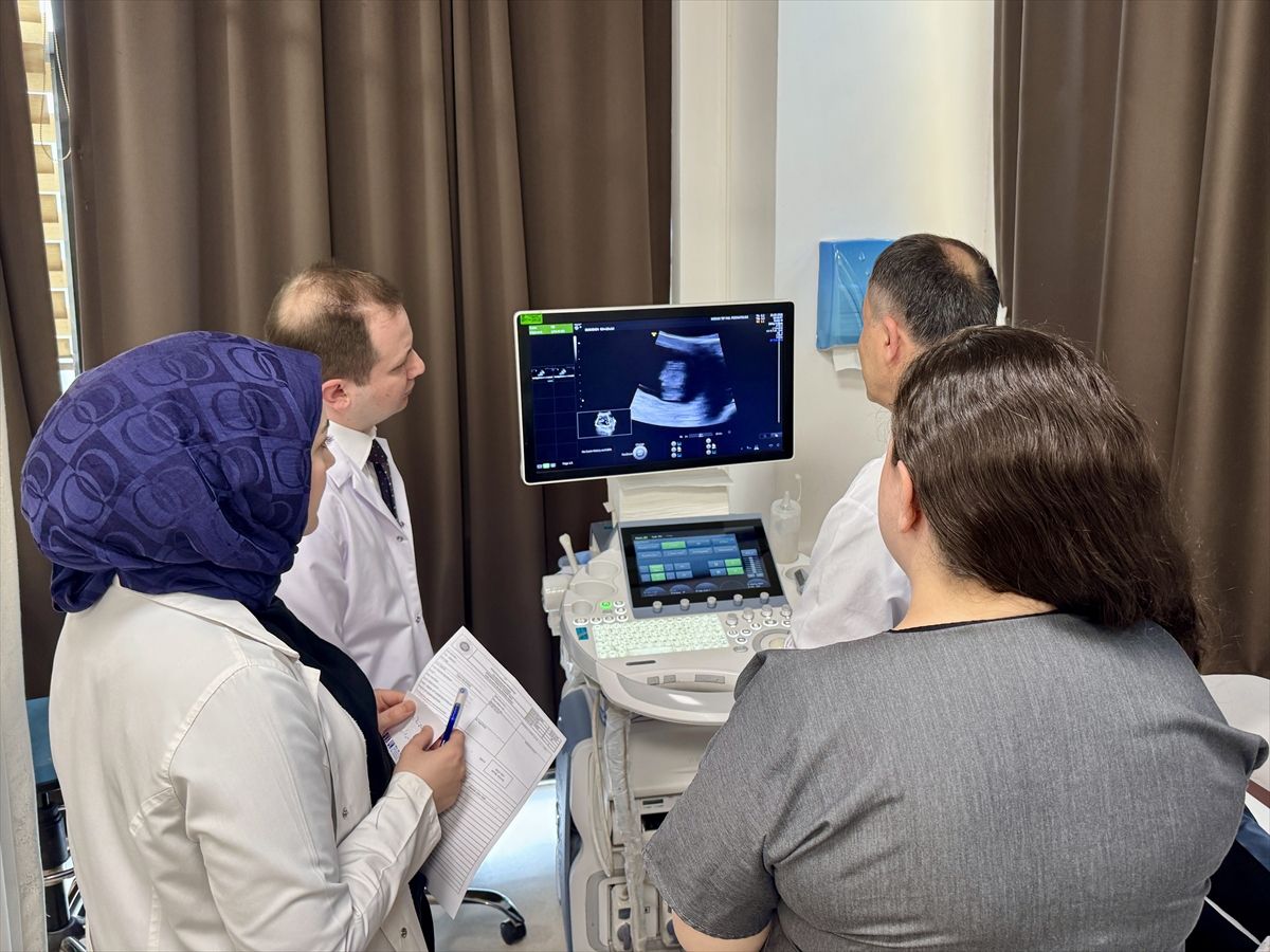 Profesör, doğumlarını gerçekleştirdiği iki doktor ve hemşireyle görev yapıyor
