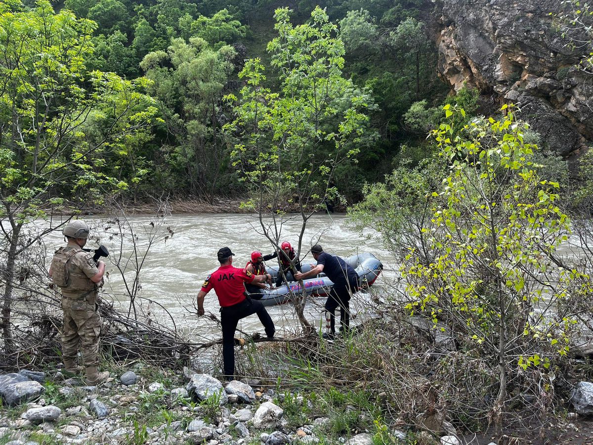 Pülümür Çayı'nda ağaçta mahsur kaldı, ekipler kurtardı