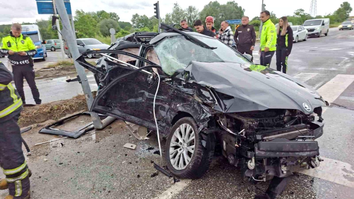 Sakarya'da otomobil, minibüs ve tır çarpıştı: 4'ü ağır 6 yaralı