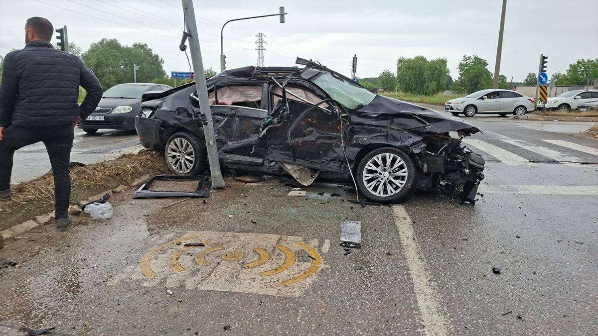 Sakarya'da tır, halk otobüsü ve otomobilin karıştığı kazada 6 kişi yaralandı