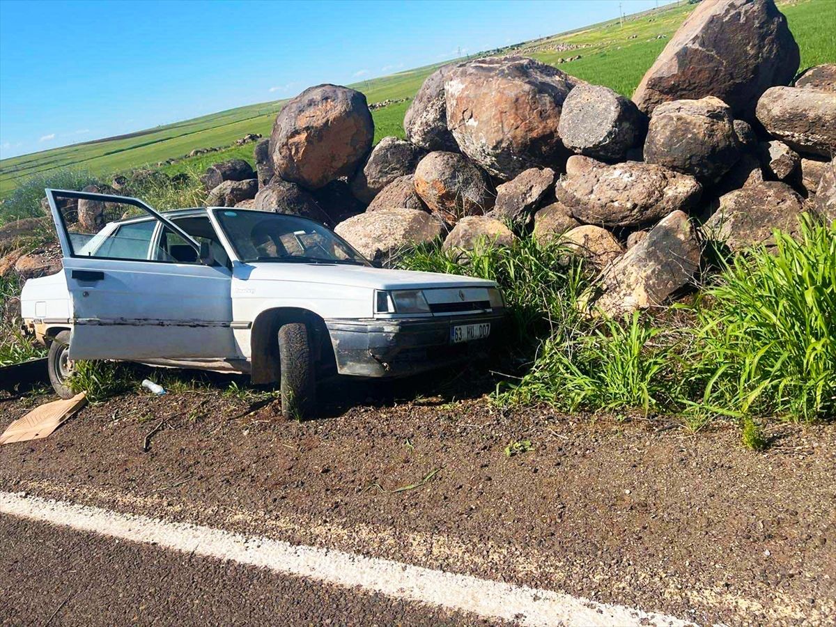 Şanlıurfa'da yol kenarındaki kayalara çarpan otomobilin sürücüsü yaralandı