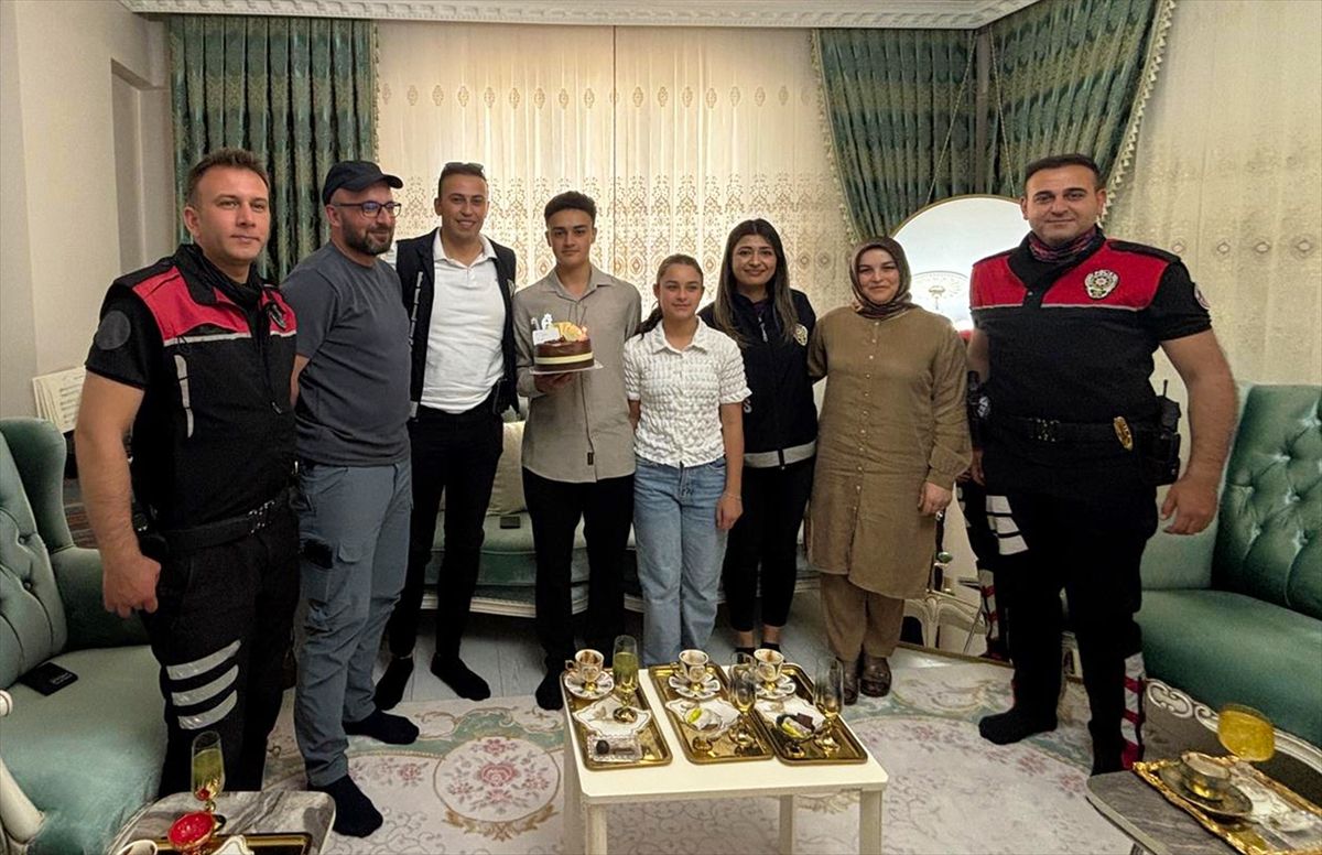 Şehit oğluna doğum günü sürprizi