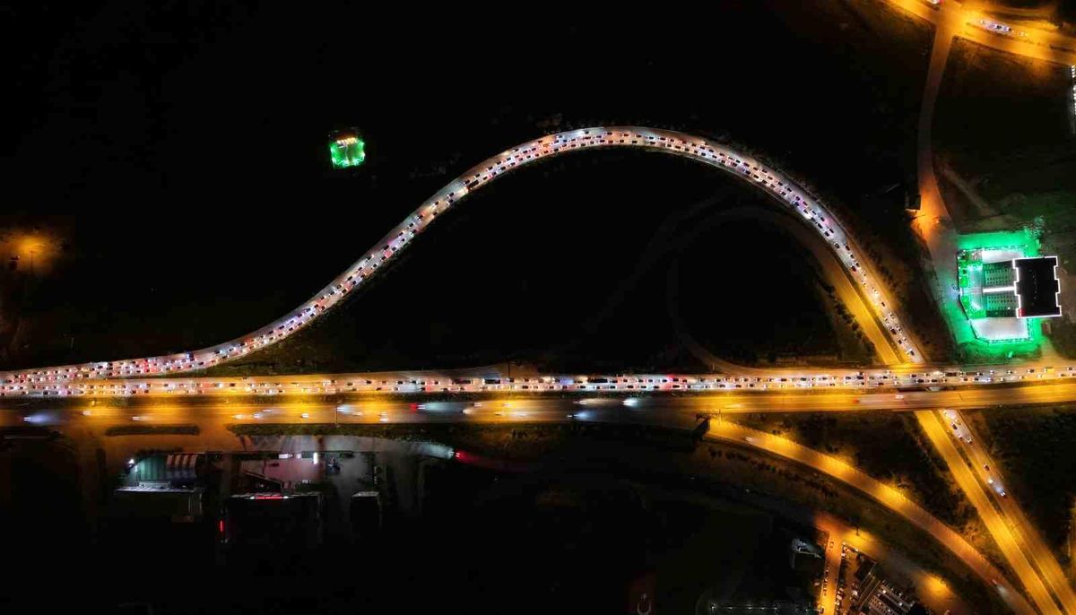 Tatilciler dönüş yoluna geçti, kilometrelerce kuyruk oluştu: 43 ilin bağlantı noktası görüntülendi