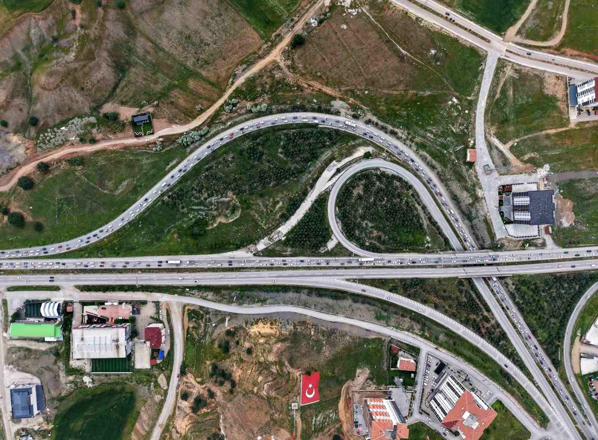 Tatilciler erken dönüşe geçti, 43 ilin bağlantı noktası kilitlendi: Son durum havadan görüntülendi