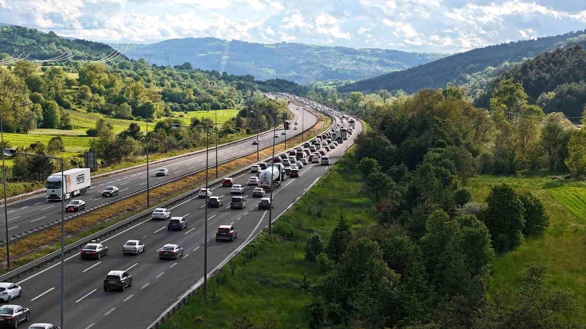 Tatilcilerin dönüş yolculuğu başladı: Bolu'da kilometrelerce araç kuyruğu