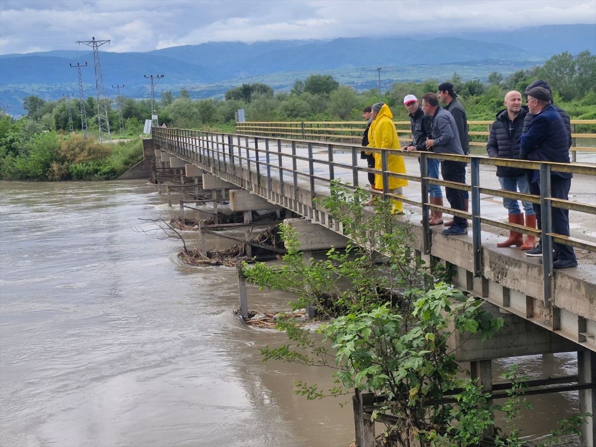 Tokat'ta Kelkit Çayı'na düşen 2 kişiyi arama çalışmaları sürüyor