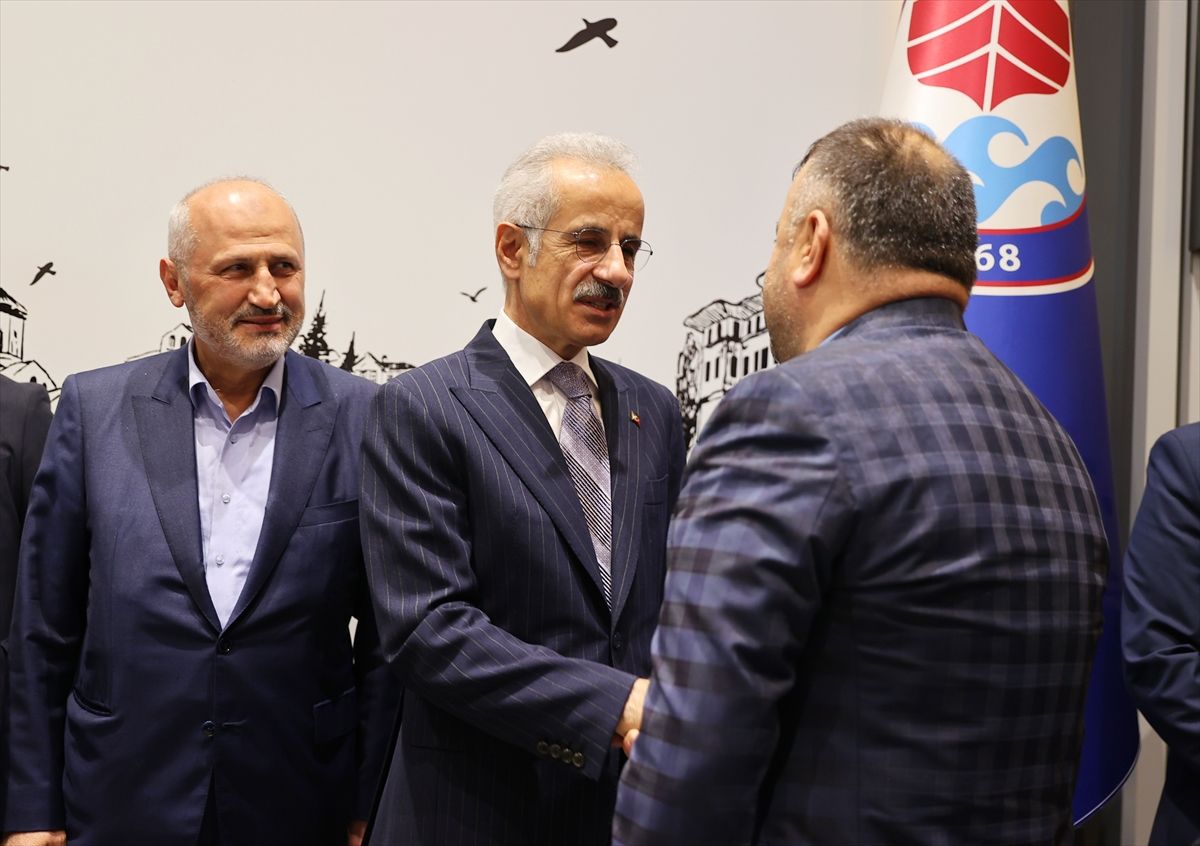 Ulaştırma ve Altyapı Bakanı Uraloğlu, Trabzon'da bayramlaşma töreninde konuştu Açıklaması