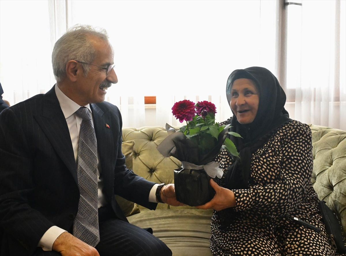 Ulaştırma ve Altyapı Bakanı Uraloğlu Trabzon'da huzurevini ziyaret etti