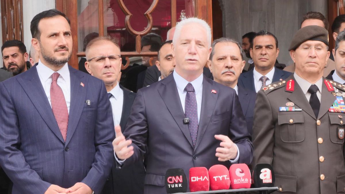 İstanbul Valisi Davut Gül, Fatih Sultan Mehmet'in Türbesini Ziyaret Etti