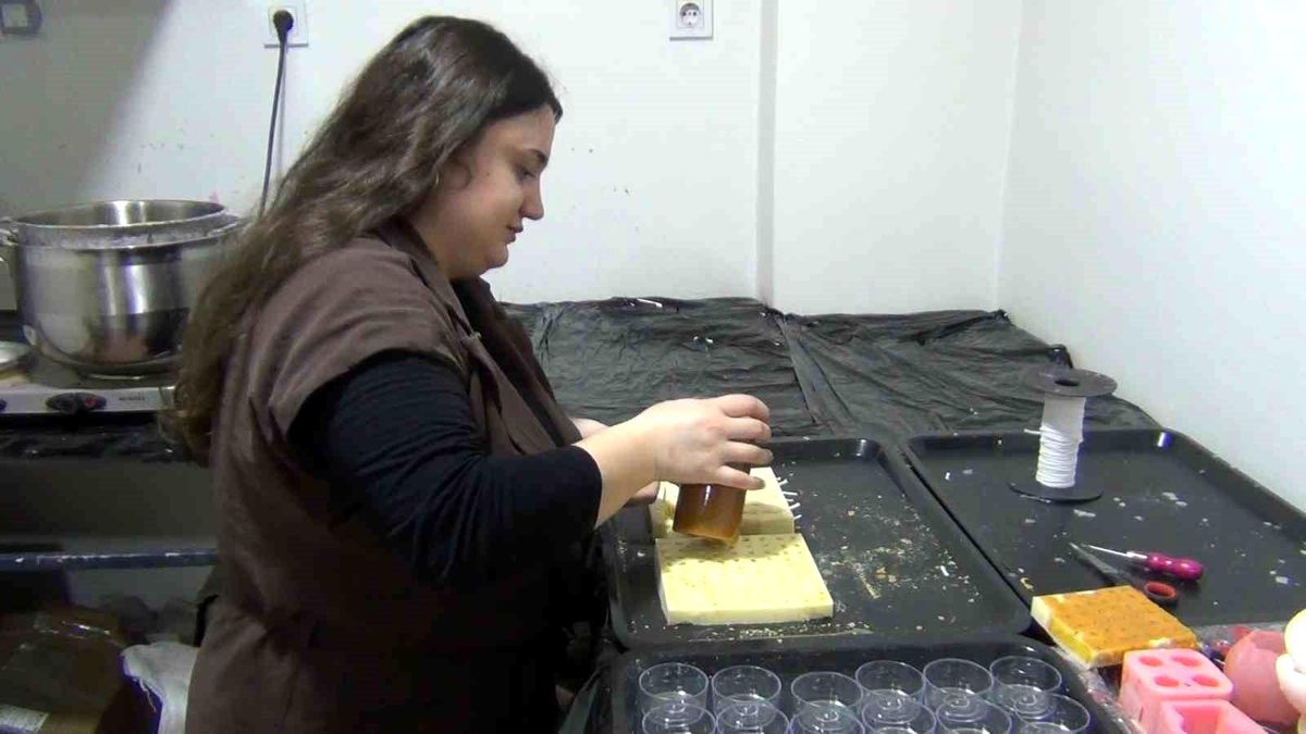 Yaşadığı şehrin simgelerini muma dönüştürüyor