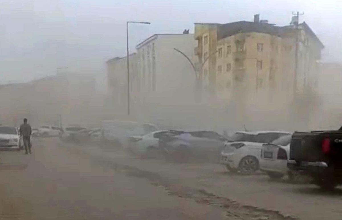 Yüksekova'da şiddetli rüzgar