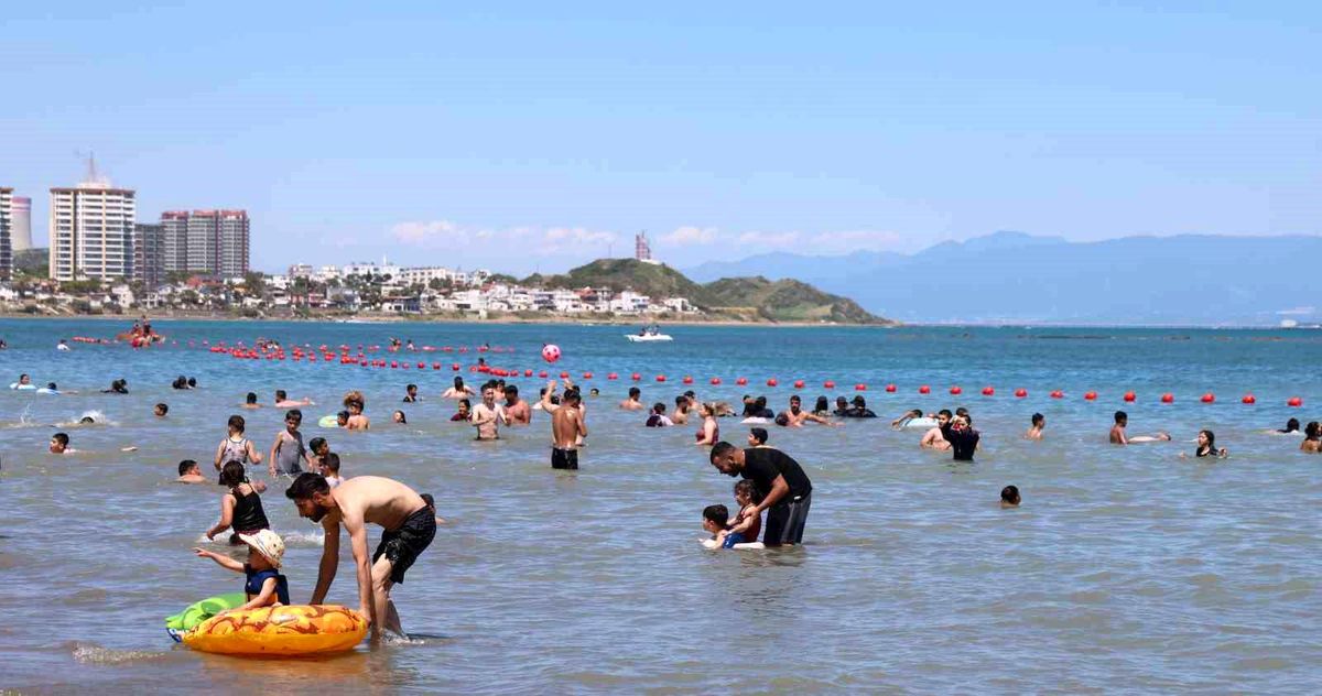 Adana'da bayramın son gününde Yumurtalık sahili doldu taştı