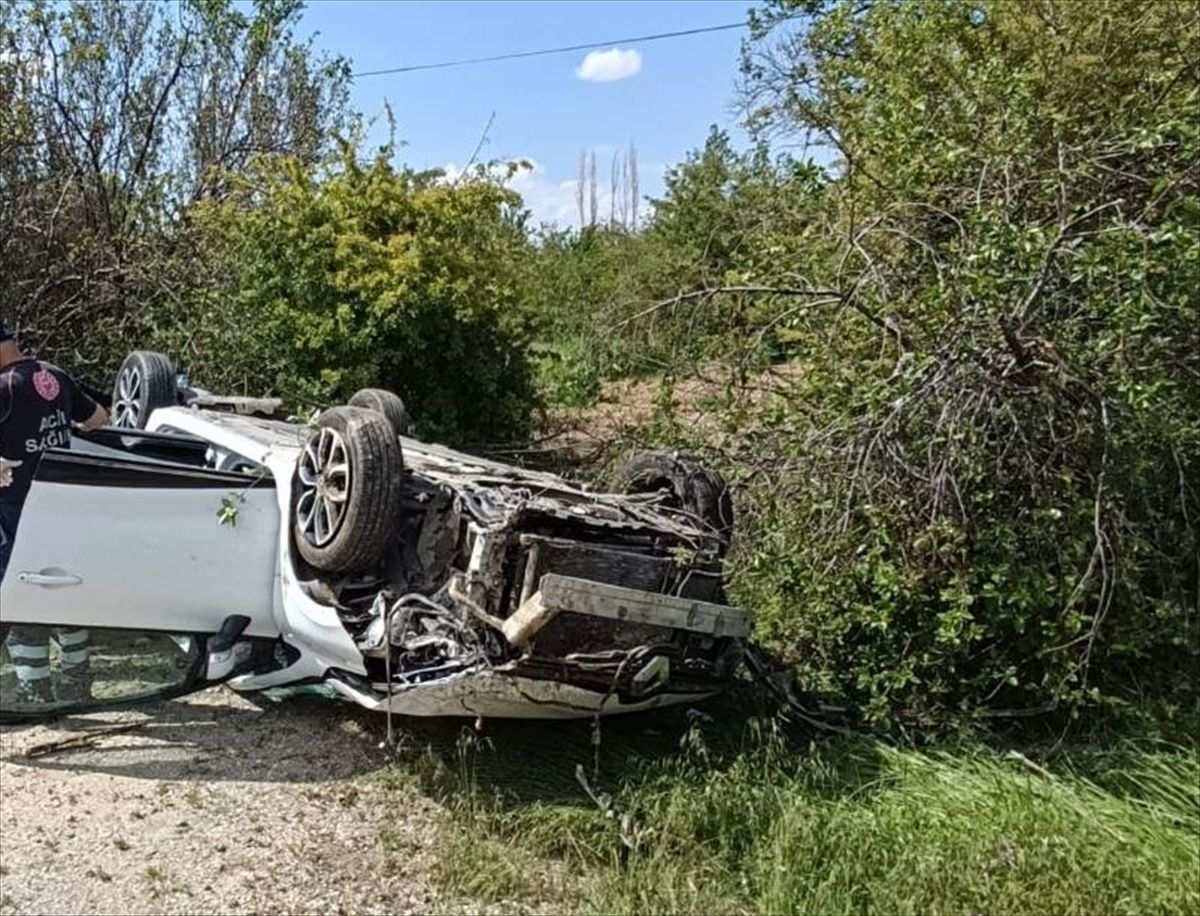 Afyonkarahisar'da otomobilin devrilmesi sonucu 4 kişi yaralandı