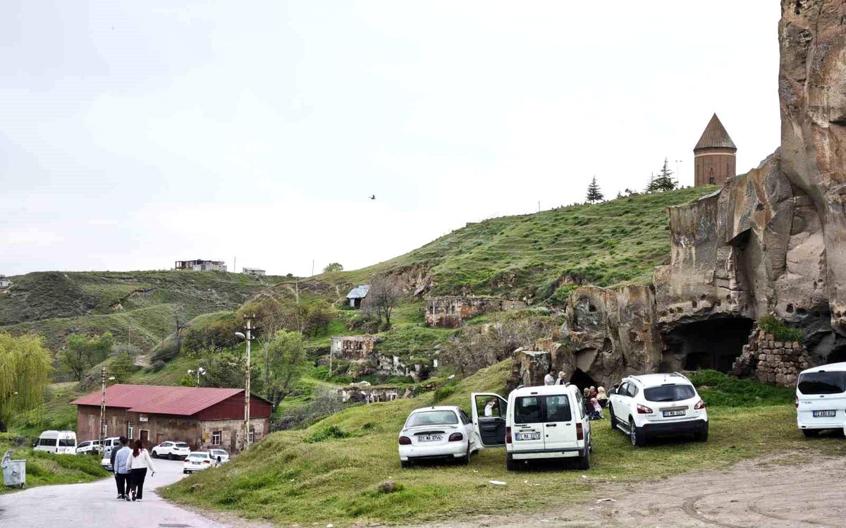 Ahlat'ın tarihi ve doğal güzelliklere bayram ilgisi