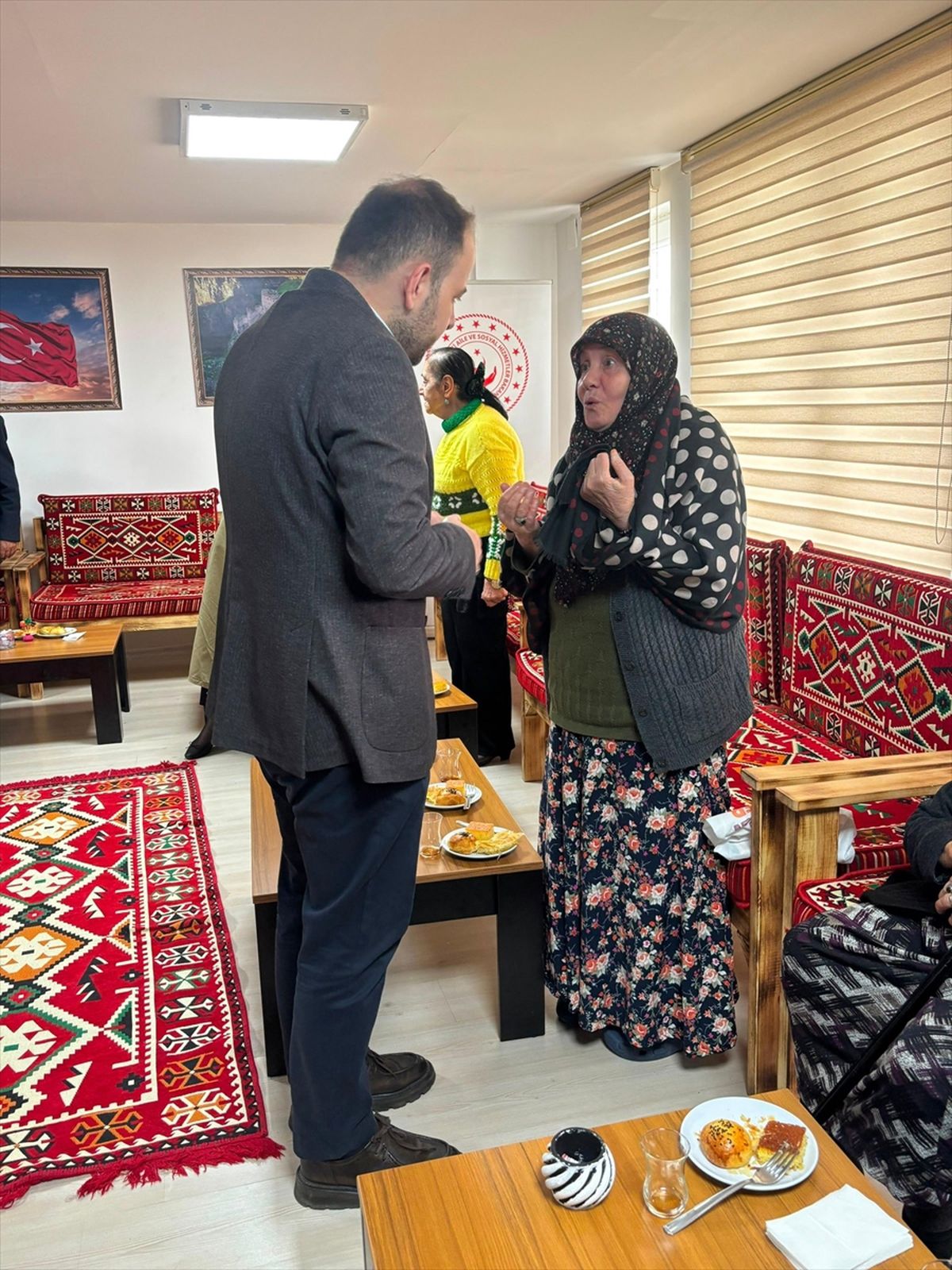 AK Parti Ardahan Milletvekili Kaan Koç huzurevini ziyaret etti