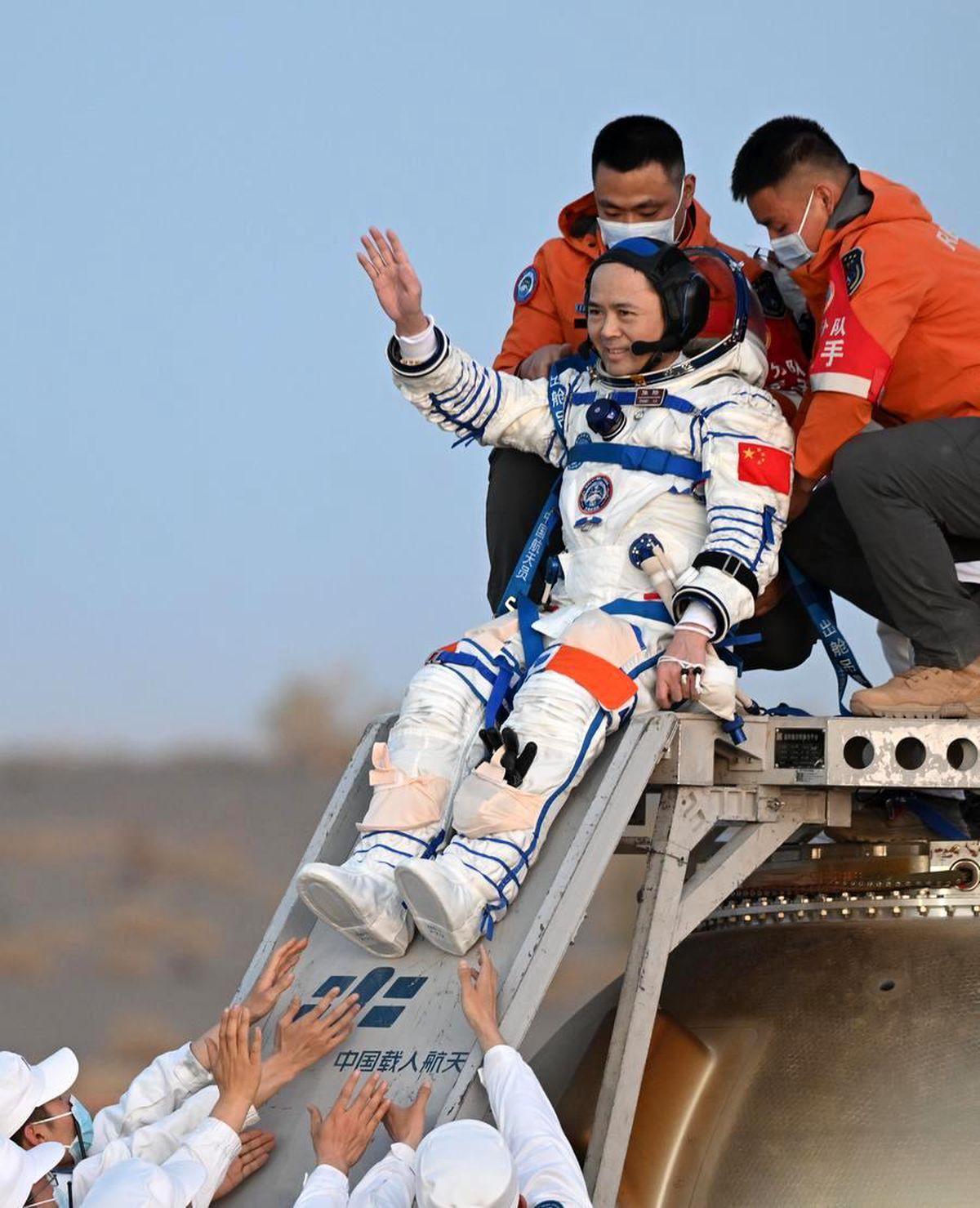 Albüm: Çin'in Shenzhou-21 Astronotları 210 Günlük Rekor Görevin Ardından Dünya'ya Döndü