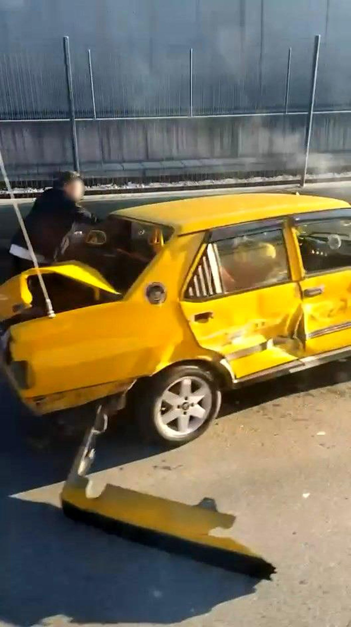 Alkollü sürücü direksiyon hakimiyetini kaybetti, bariyerlere çarptı