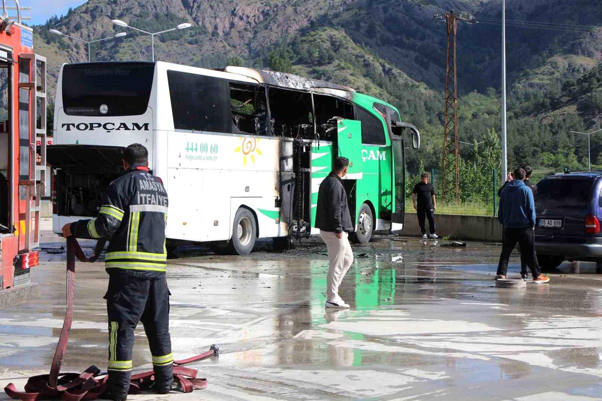 Amasya'da otobüs terminalinde park halindeki yolcu otobüsü yandı