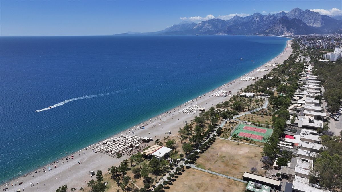 Antalya sahillerinde Kurban Bayramı'nın son gününde de yoğunluk sürdü