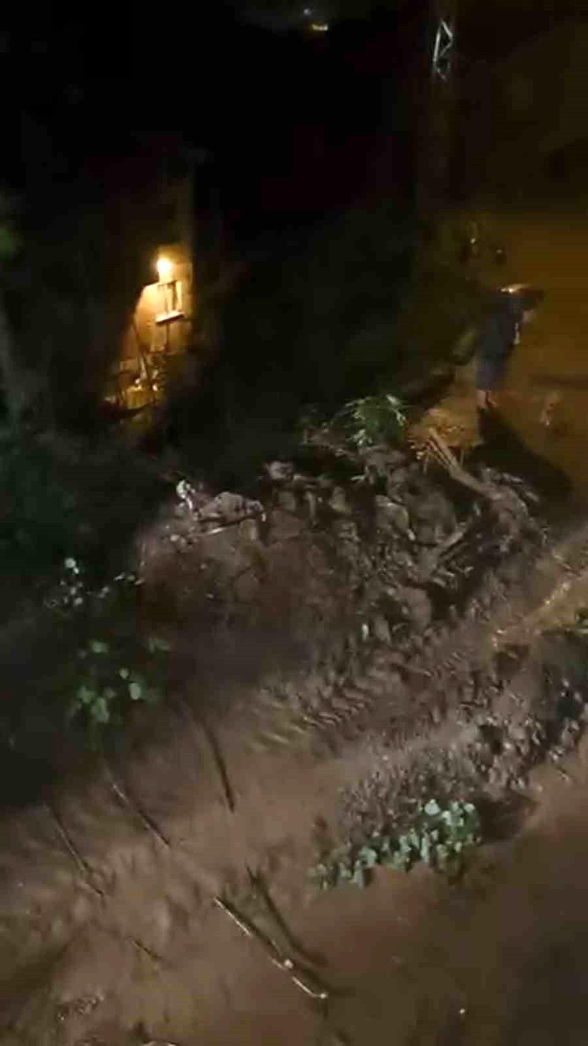 Ardeşen'de heyelan: Köy yolu ulaşıma kapandı