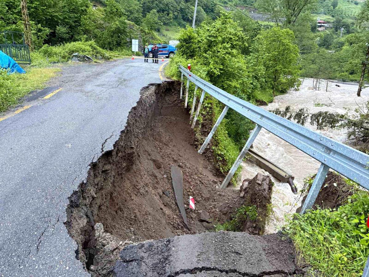 Artvin'de dere taştı, 5 köyün ulaşımını sağlayan yol hasar gördü