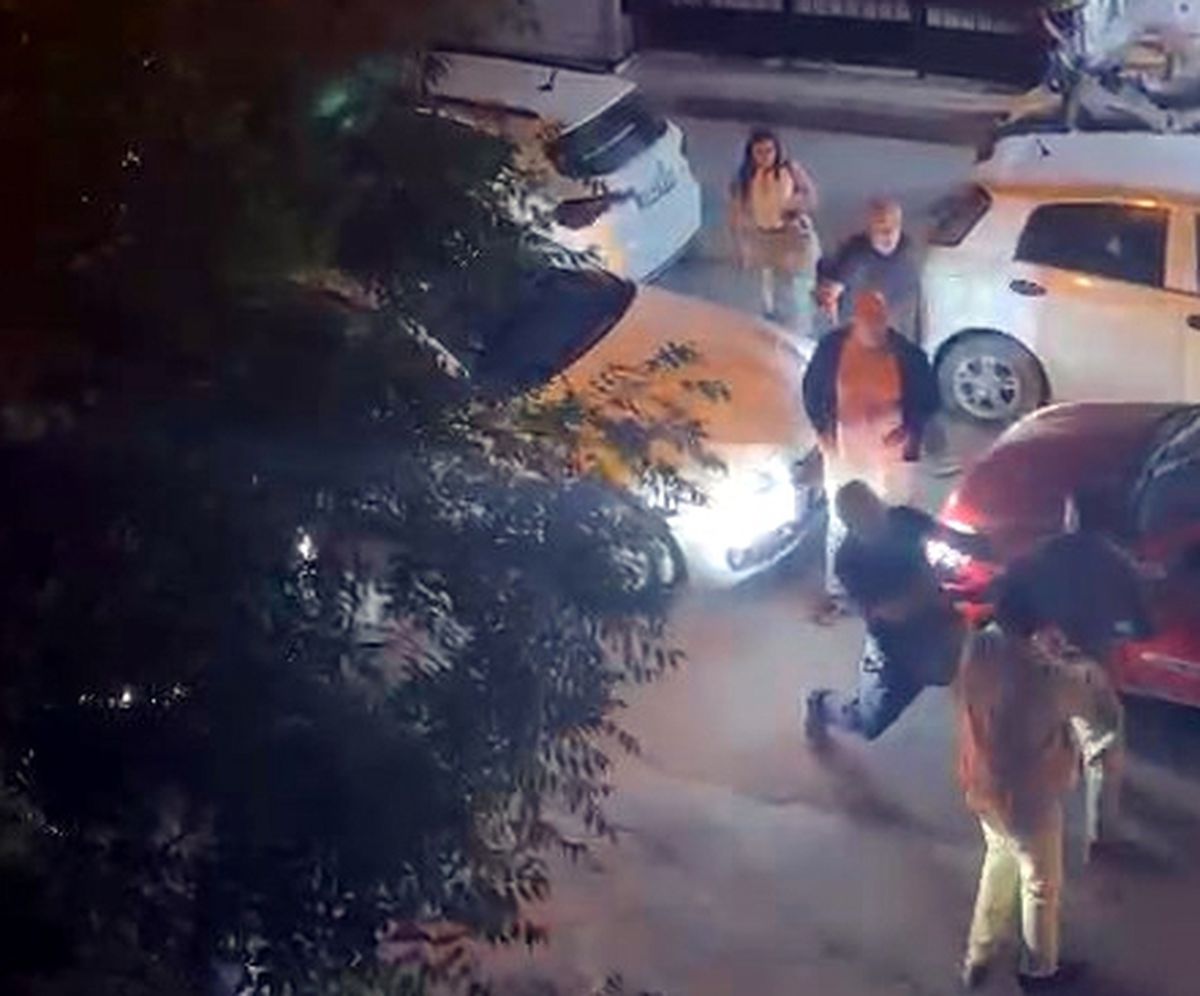 Avcılar'da tekme ve yumruklu 'yol verme' kavgasını gülerek cep telefonu kamerasıyla kaydetti