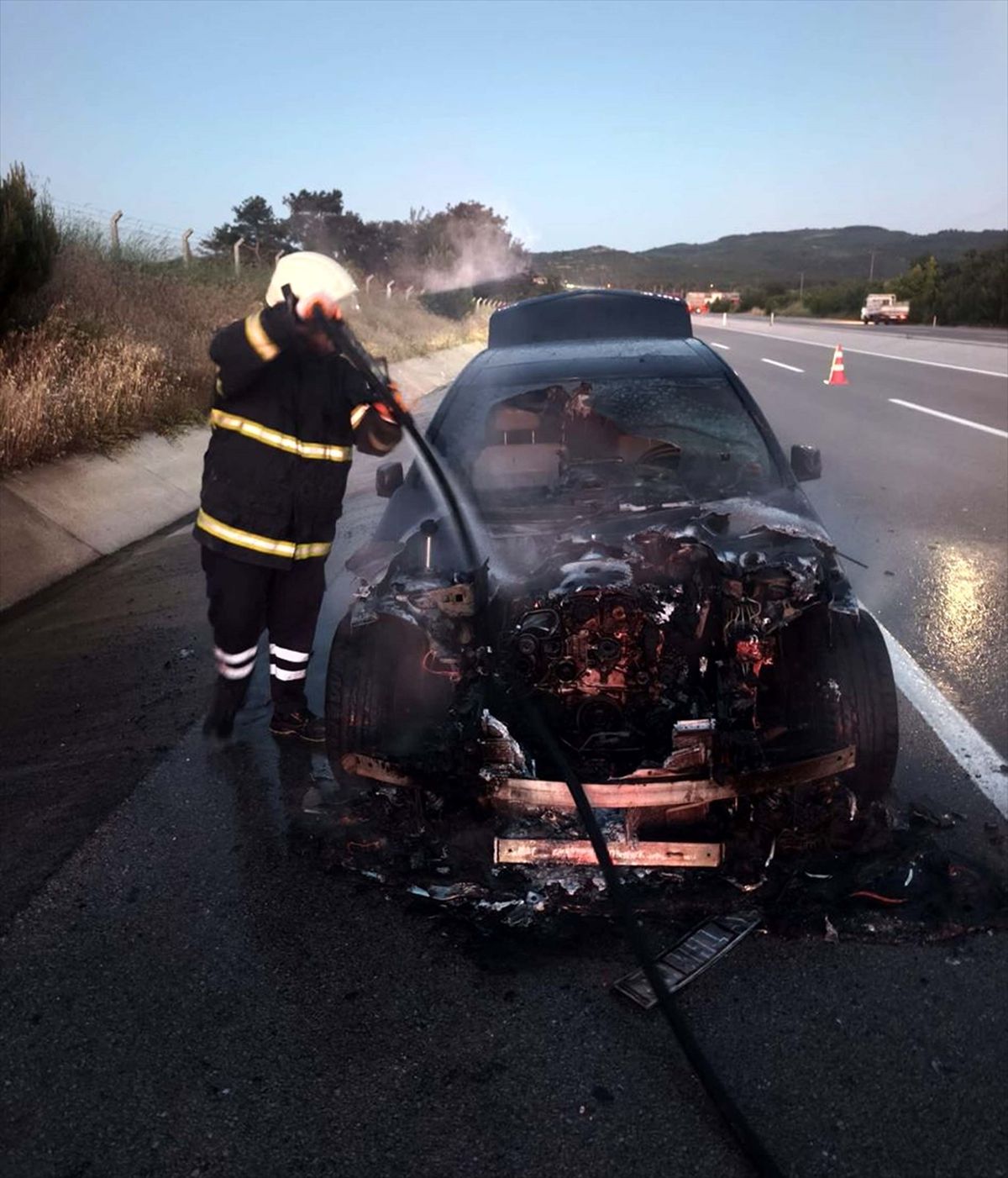 Ayvacık'ta iki otomobil yandı