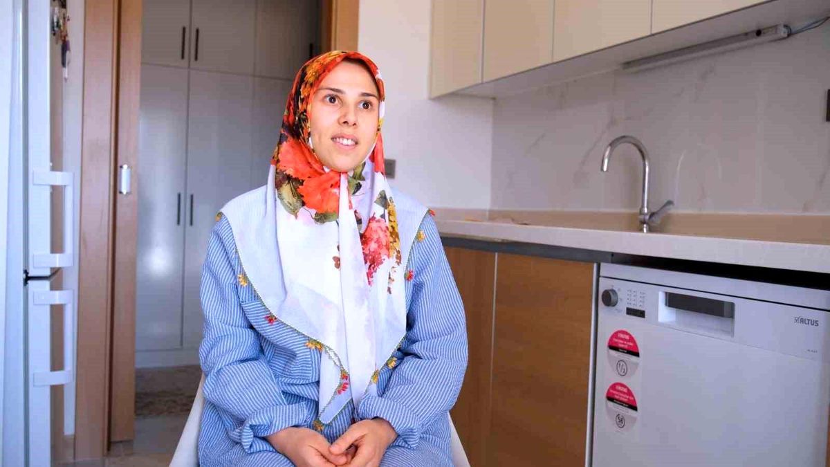 Bakan Kurum, depremzede ailenin bayram sevincini paylaştı