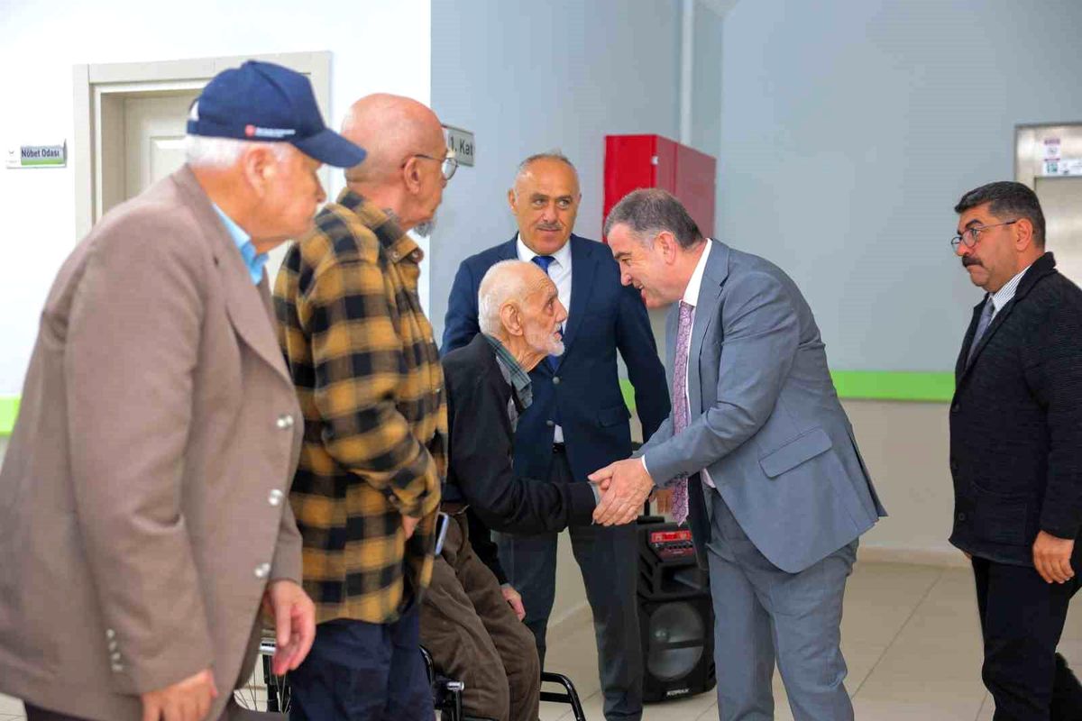 Bayburt huzurevi sakinlerine bayram ziyareti