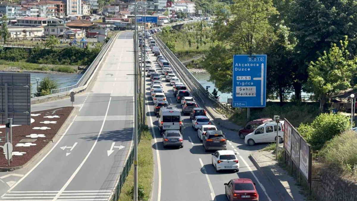 Bayram dönüşü trafik kilitlendi