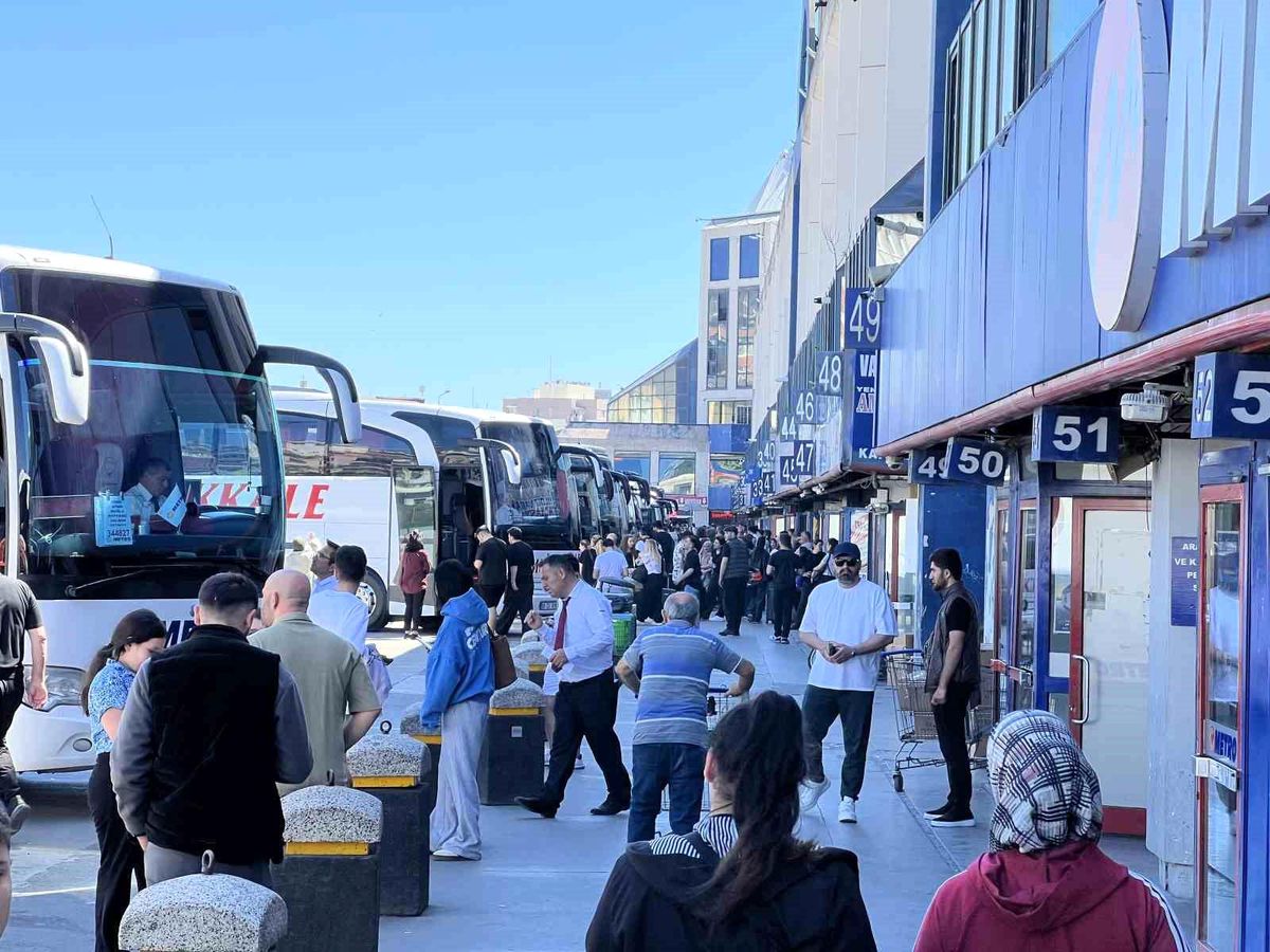 Bayram tatili dönüşleri başladı: 15 Temmuz Demokrasi Otogarı'nda yoğunluk yaşandı