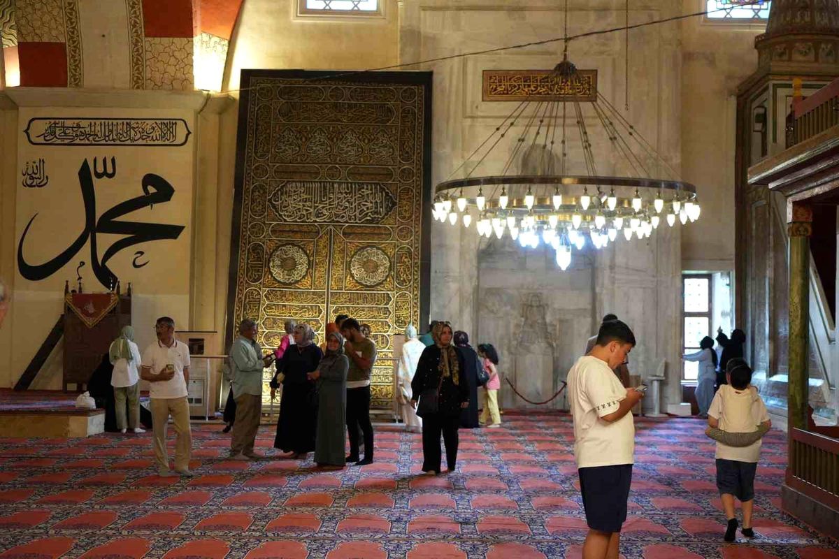 Bayramda Edirne'ye akın ettiler: Kabe taşı ve örtüsü yoğun ilgi gördü